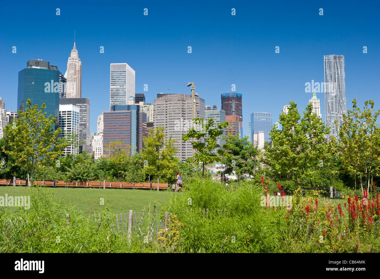 Inferiore dello Skyline di Manhattan dal ponte di Brooklyn Park Foto Stock