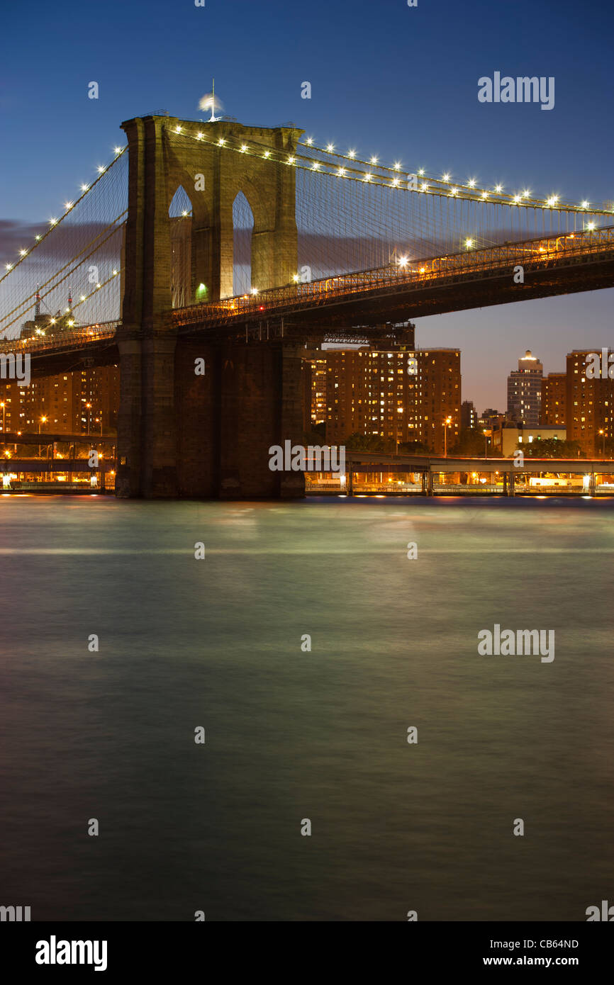 Il Ponte di Brooklyn oltre l'East River Foto Stock