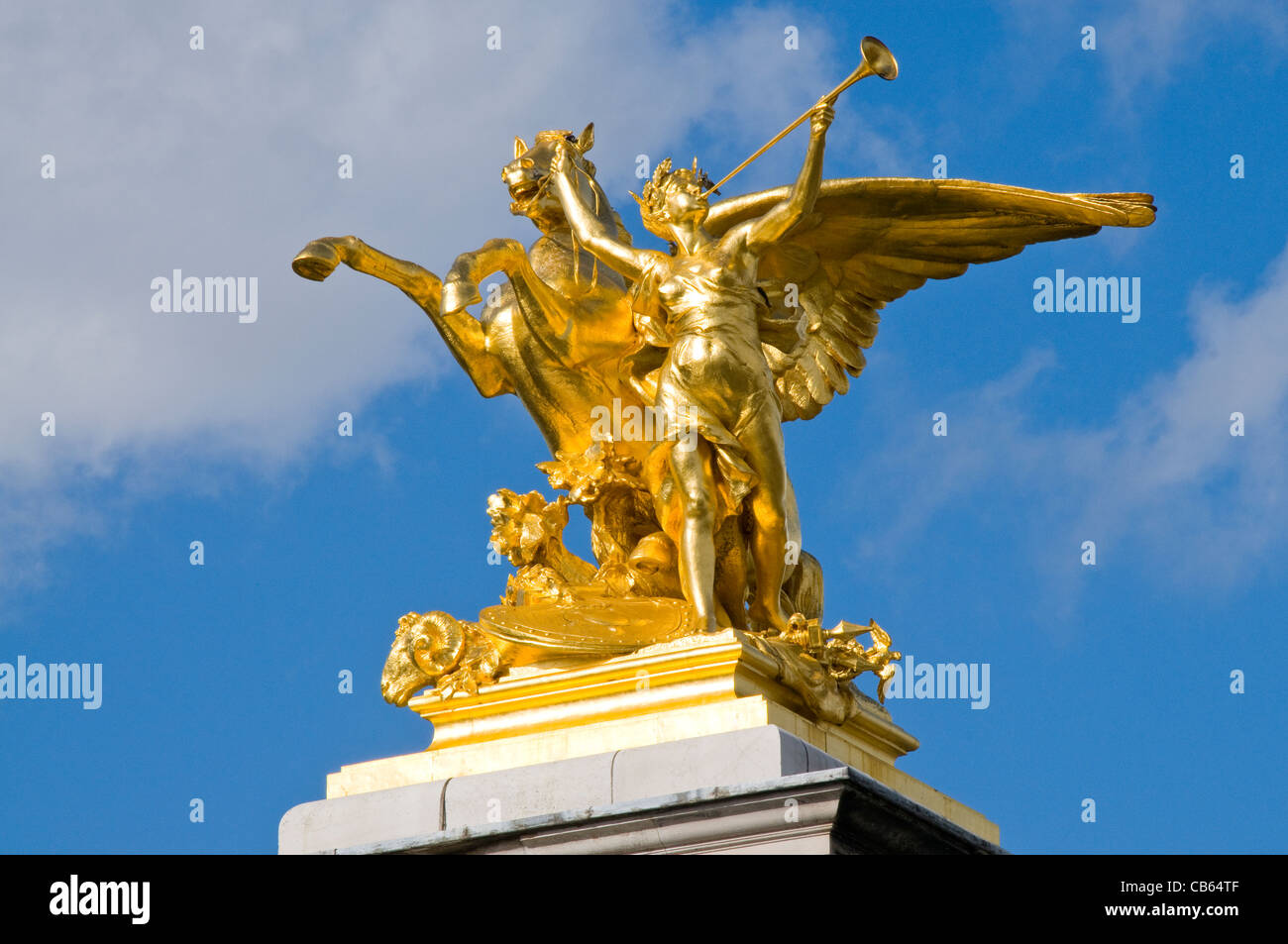 Statua d'oro Parigi Francia monumento alato Foto Stock