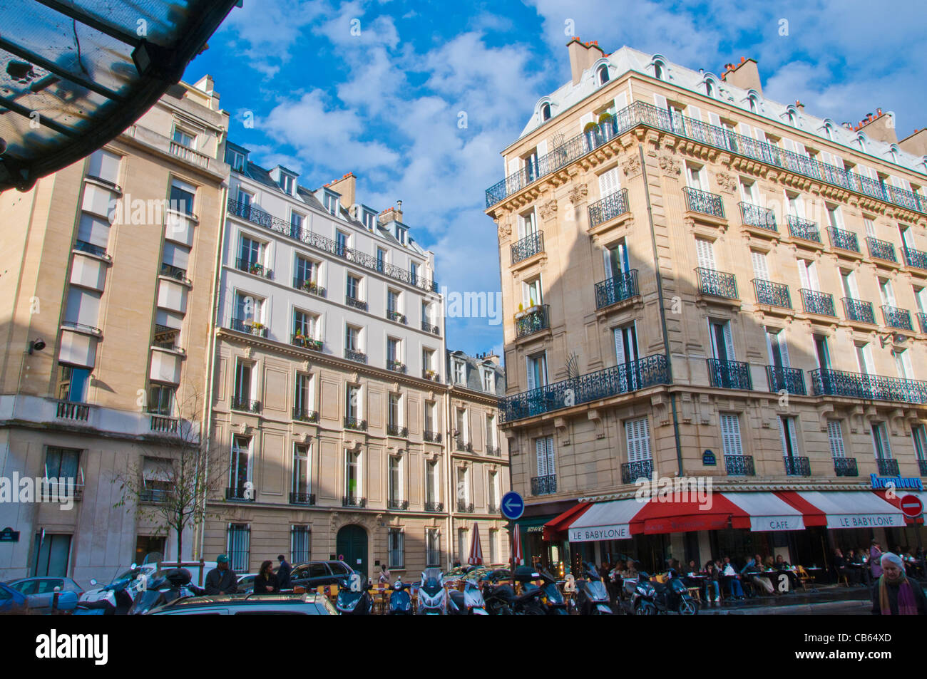 Gli edifici nel centro città di Parigi Francia office multi-storia Foto Stock