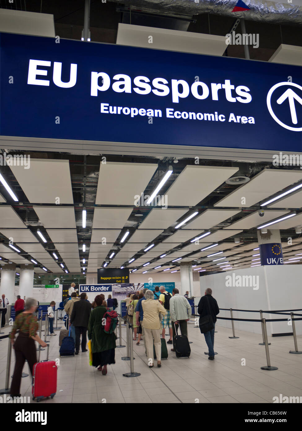UK Border Control per passaporti UE all'aeroporto Gatwick di Londra con i passeggeri in arrivo in attesa di liquidazione Foto Stock