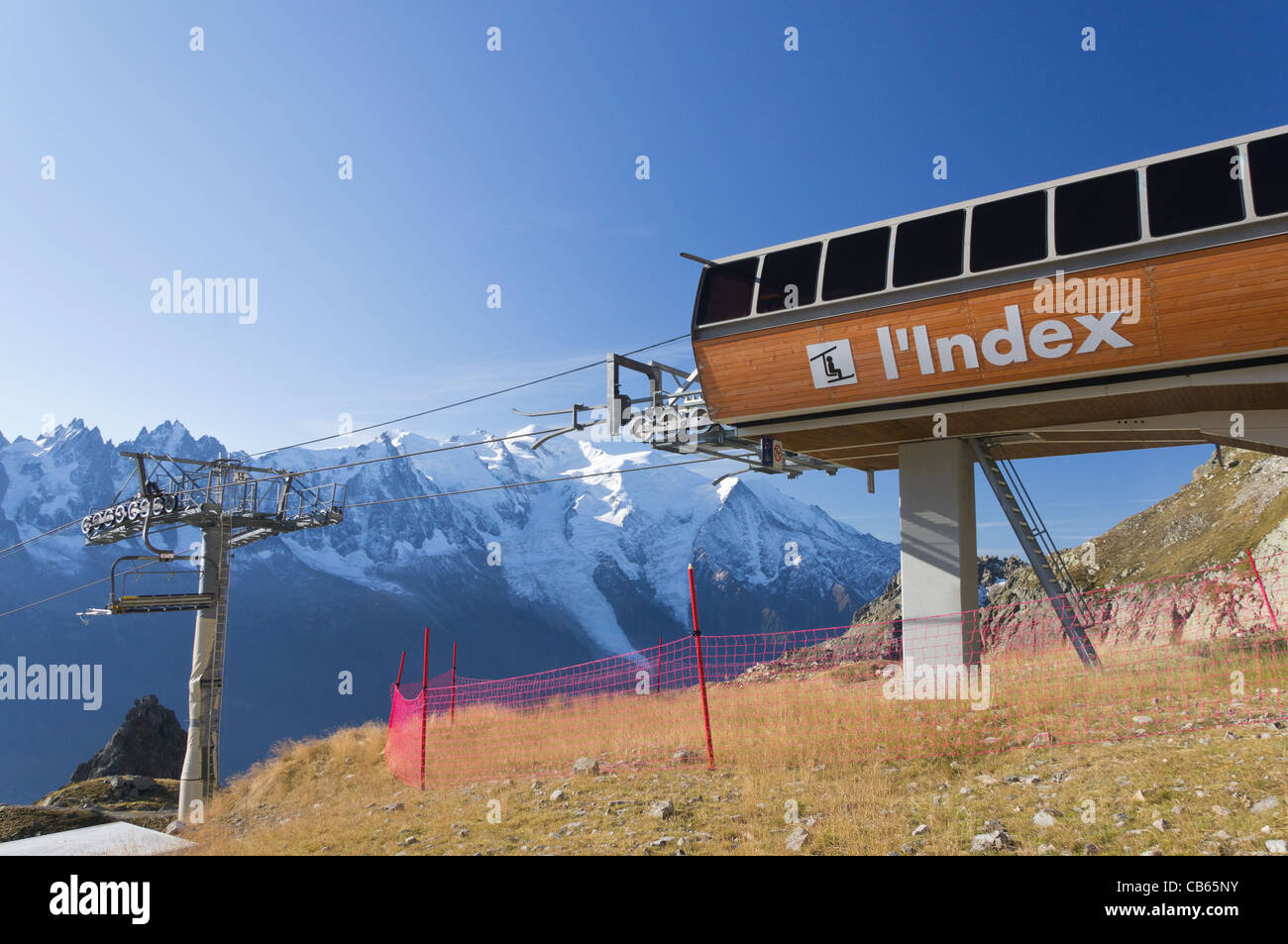 L'index seggiovia stazione di vertice in alto sopra la valle di Chamonix con il massiccio del Monte Bianco in background Foto Stock