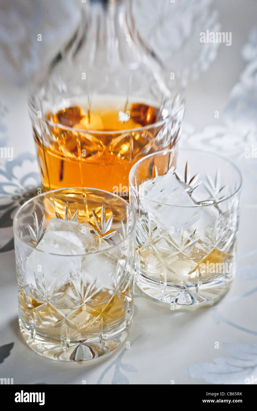 Scotch whisky sul ghiaccio nel tagliare il filo bicchieri di cristallo  decorativo sulla superficie di argento, con decanter Foto stock - Alamy