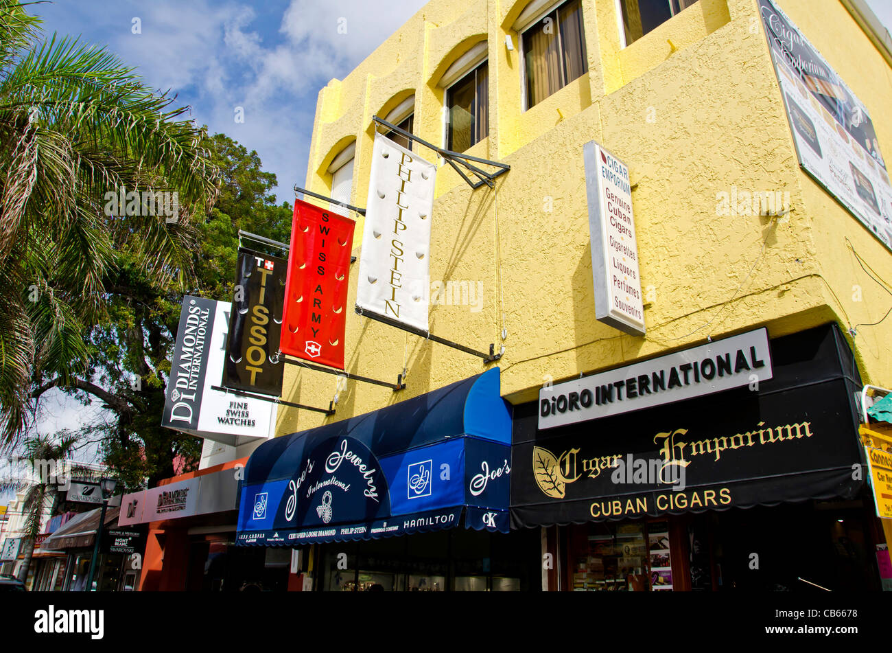 Philipsburg Front Street famosa dei Caraibi al duty free shopping district con store banner St Maarten Foto Stock