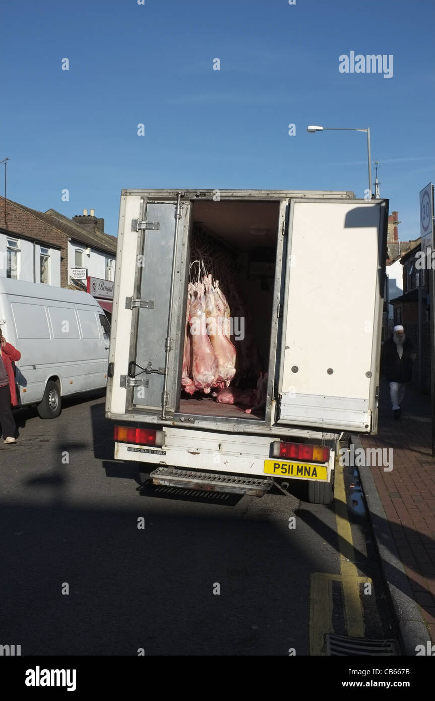 La carne halal consegna con carrello porta sinistra aperta a Luton Foto Stock