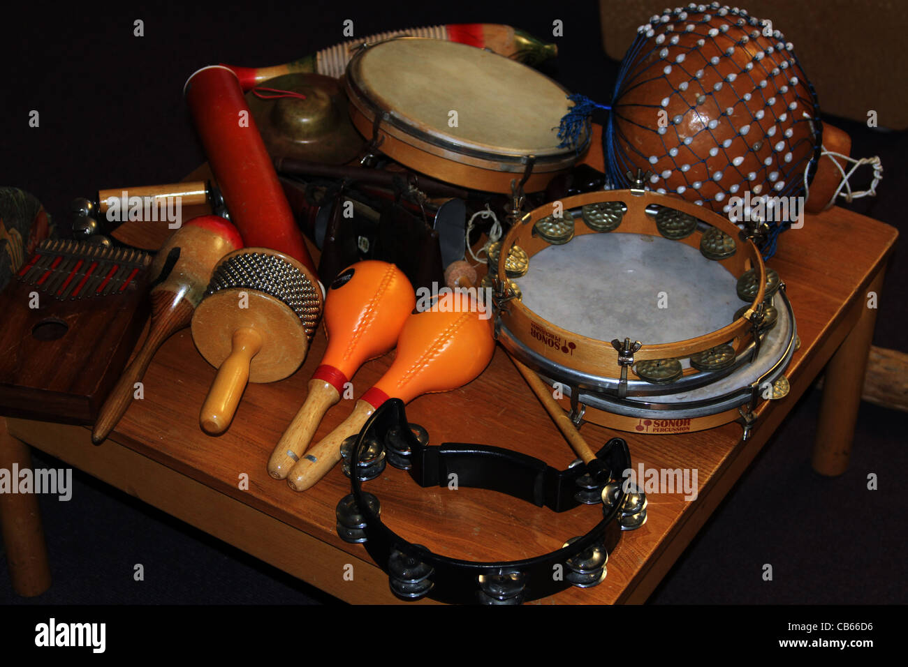 Molti tipi differenti di Percussioni si imposta su un tavolo usato da molti musicisti nel rendere musica ethno jazz pop discoteca country tradizionale Foto Stock