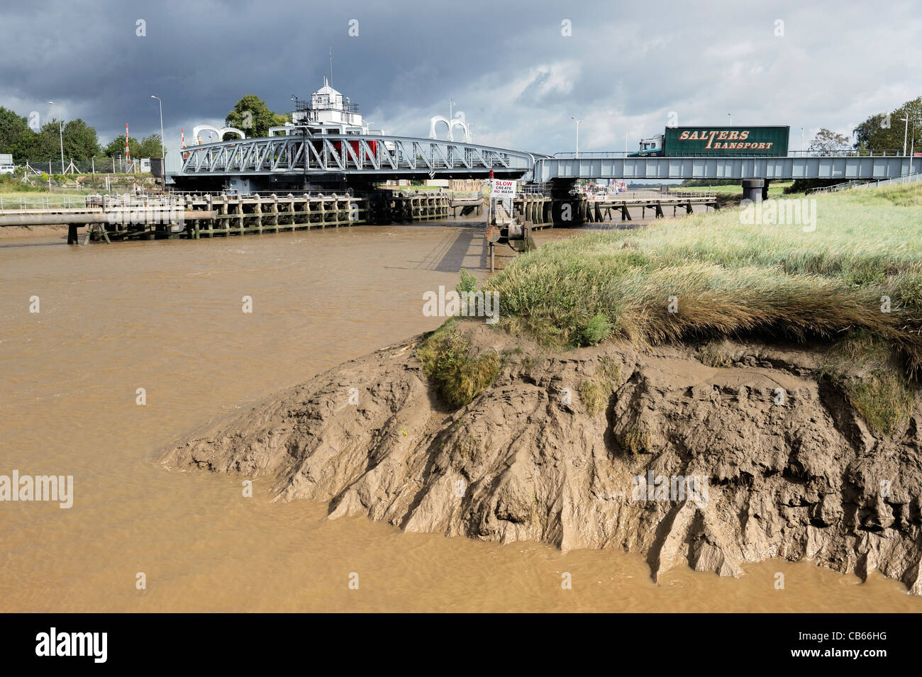 Ponte girevole porta un17 road su maree raggiunge del dragaggio navigabile fiume Nene a Sutton Bridge, Lincolnshire, England, Regno Unito Foto Stock