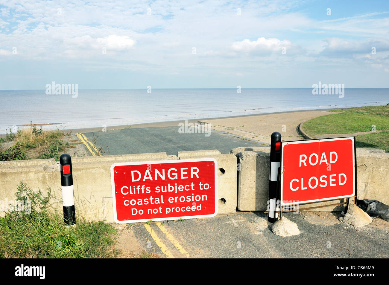 North Sea Cliff erosione costiera. La strada costiera a est di Aldbrough, East Yorkshire, Inghilterra proviene da una brusca fine Foto Stock