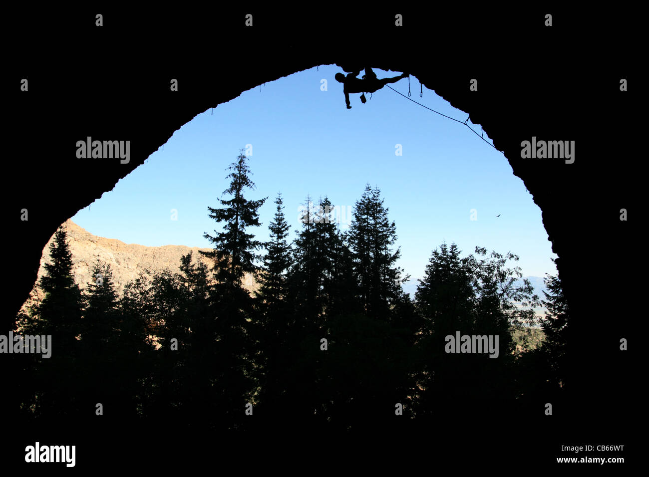 Silhouette di rocciatore la scalata al tetto del pipedream grotta, acero Canyon dello Utah Foto Stock