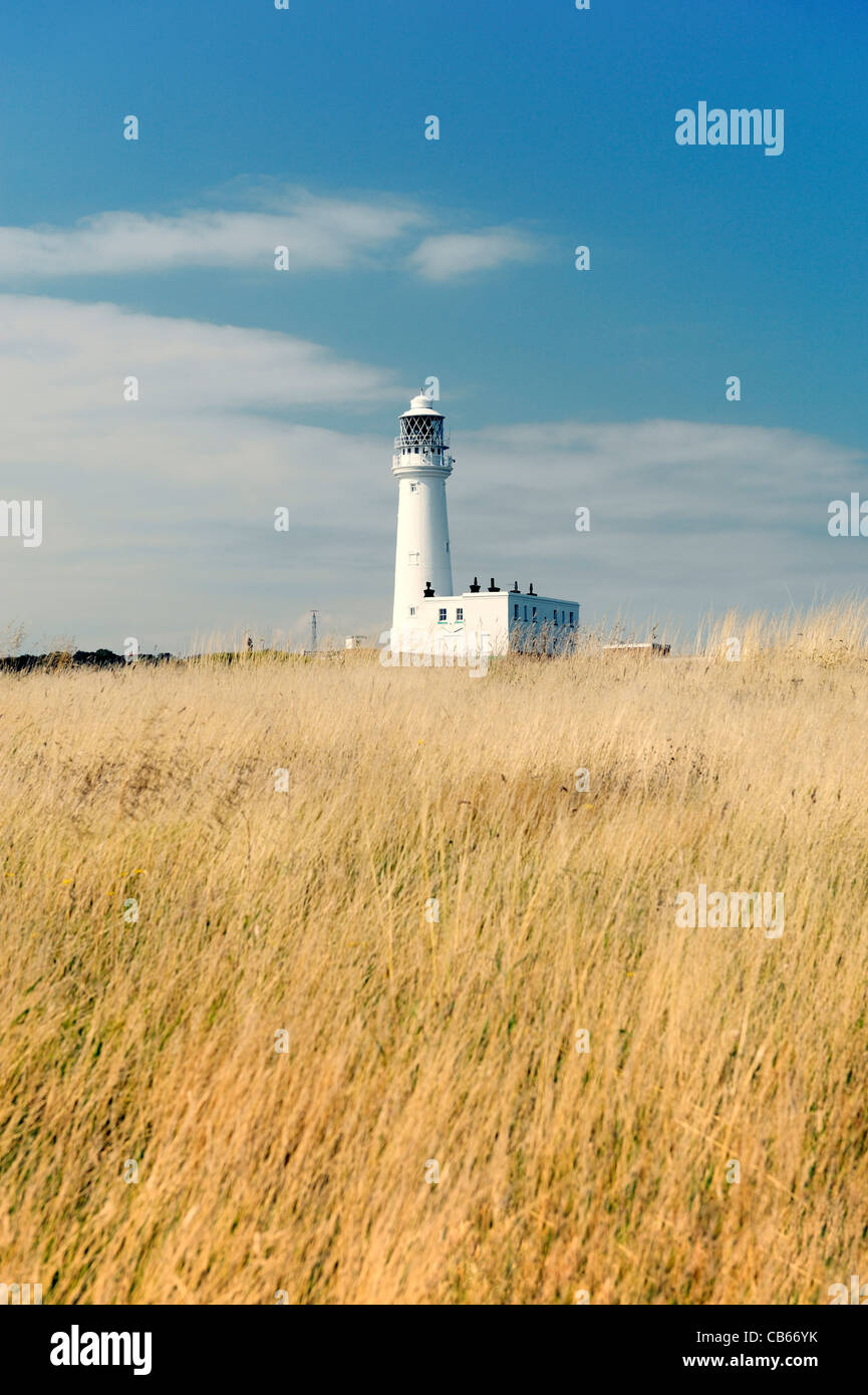Flamborough Head Lighthouse sulla costa del Mare del Nord di East Yorkshire, Inghilterra, Regno Unito. Foto Stock