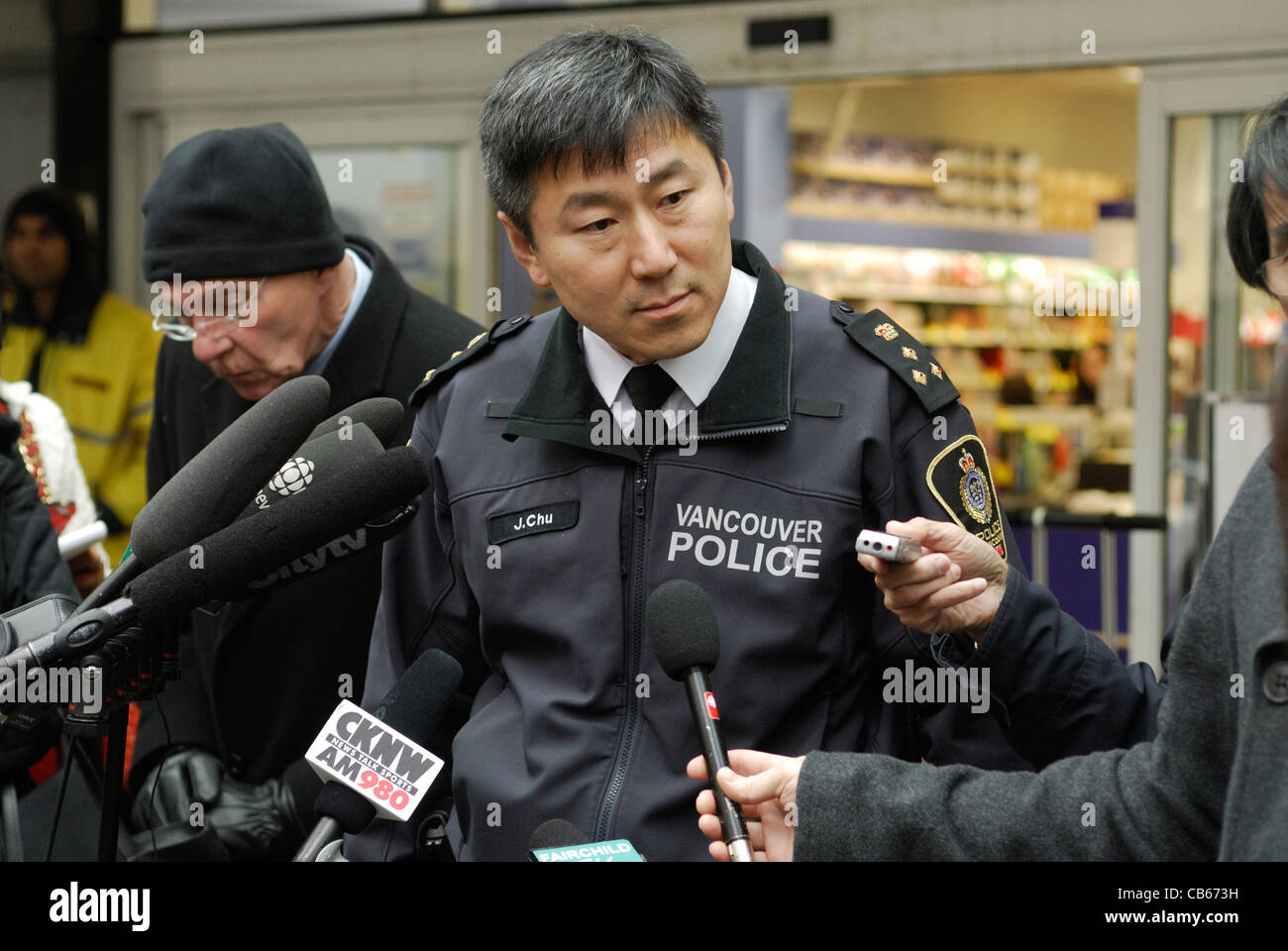 Vancouver capo di polizia Jim Chu dando un comunicato stampa. Foto Stock