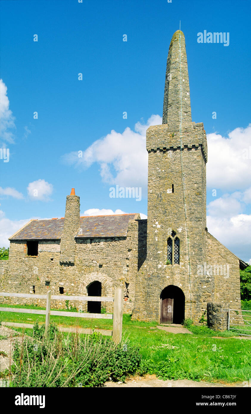 La chiesa medievale di San Illtyd sulla comunità monastica Caldey Island off Il Pembrokeshire Coast vicino Tenby, Wales, Regno Unito Foto Stock