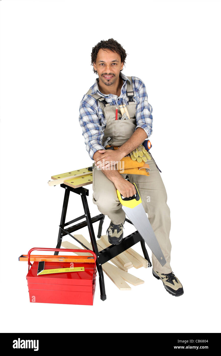 Carpenter con un handsaw Foto Stock