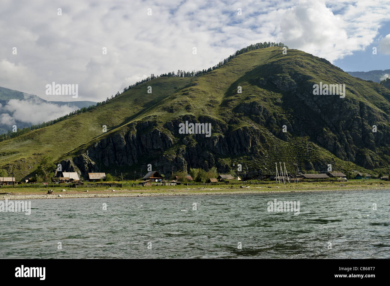 Un villaggio di Tyungur sulla riva del fiume di Katun in Altai regione. La Russia. Foto Stock