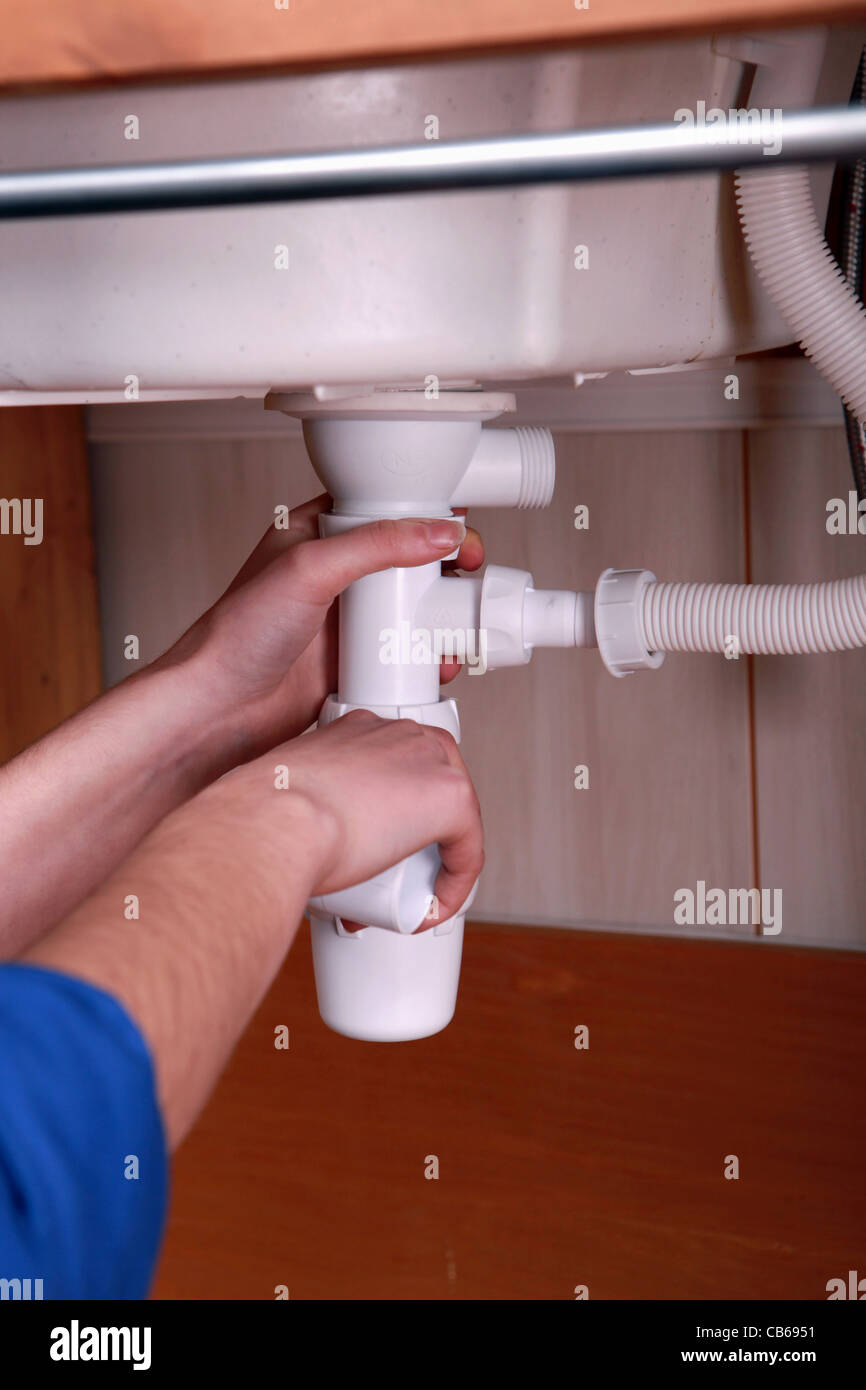 Raccordo idraulico del tubo di scarico di un lavello da cucina Foto stock -  Alamy
