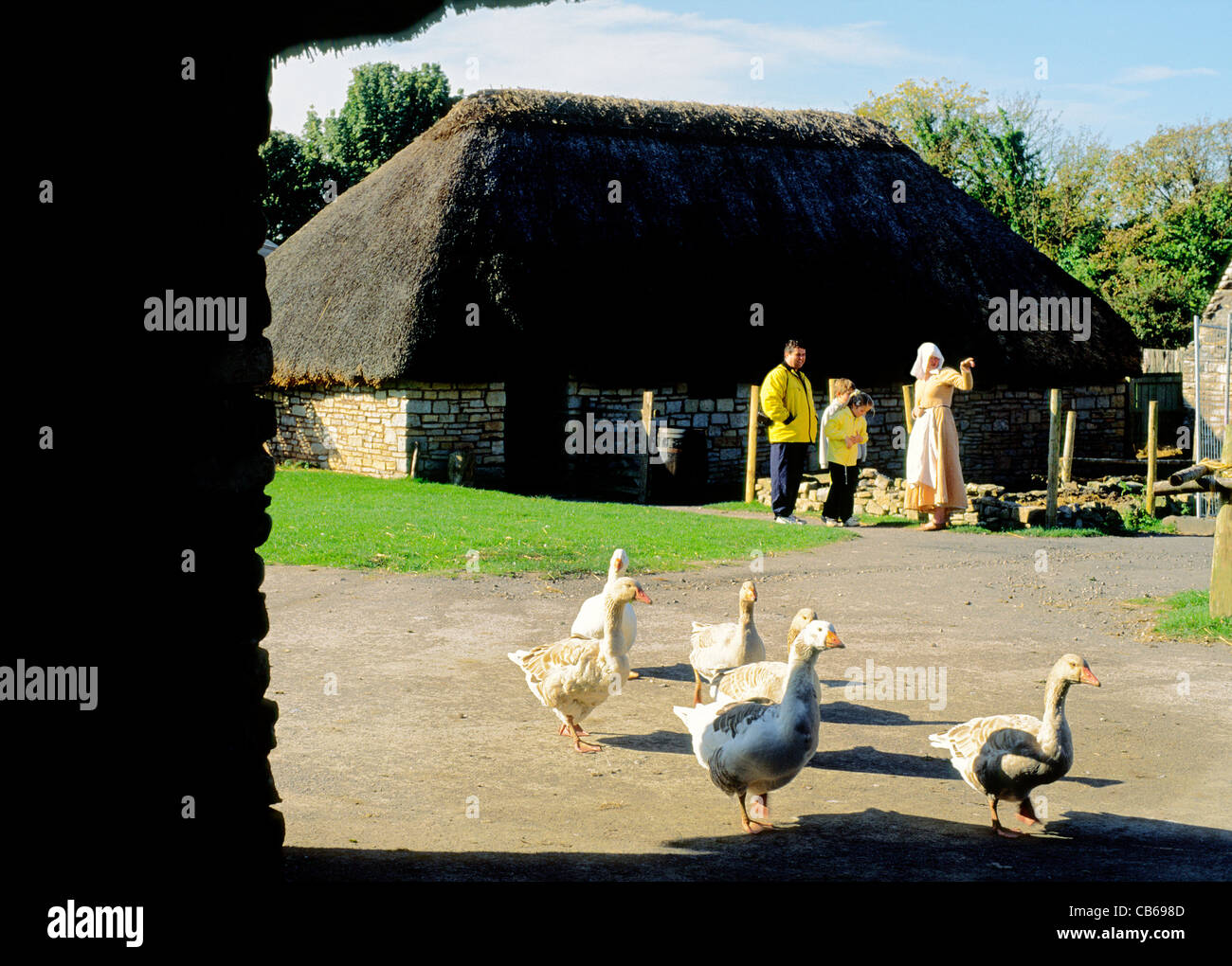 Cosmeston villaggio medievale. Museo vivente di storia la ricreazione di 14 C. sito vicino a Lavernock, Glamorgan, Wales, Regno Unito Foto Stock