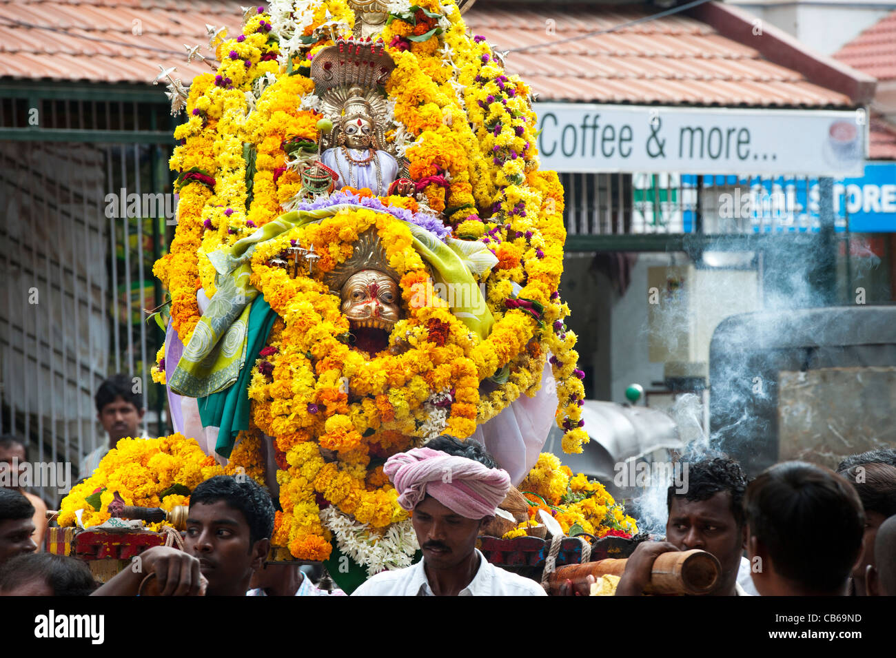 Divinità indù Ganga statua con ghirlande di fiori e sfilate in strada durante un Indù fetival Andhra Pradesh, India Foto Stock