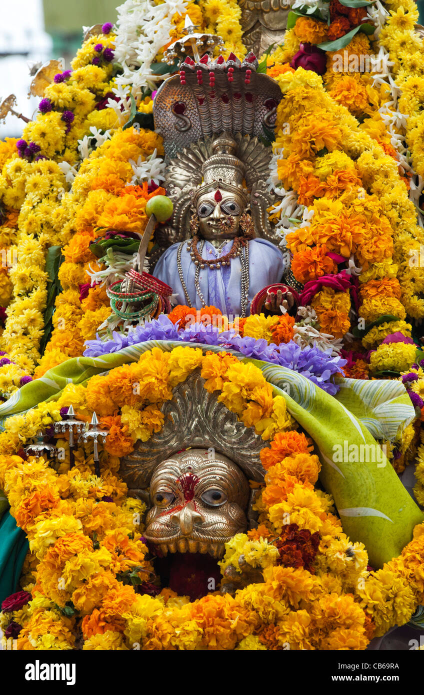 Divinità indù Ganga statua con ghirlande di fiori e sfilate in strada durante un Indù fetival Andhra Pradesh, India Foto Stock