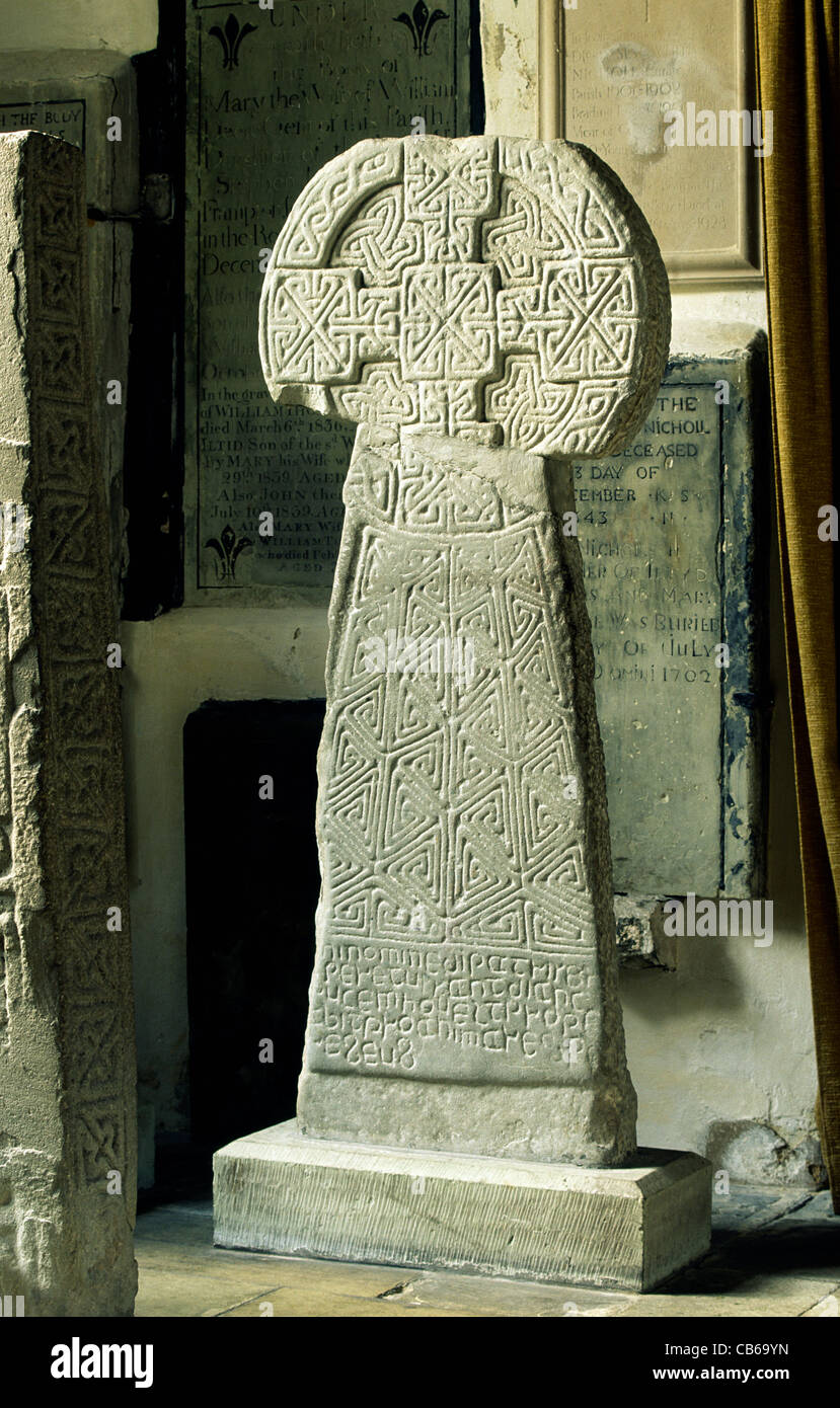 La croce Houelt. Uno dei primi British Celtic Christian pietre in San Illtyd la Chiesa, Llantwit Major, Glamorgan, Wales, Regno Unito Foto Stock