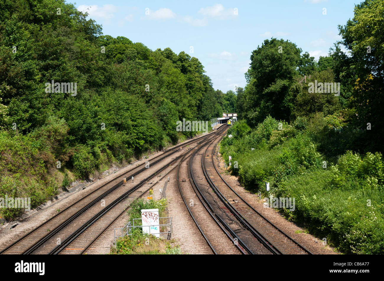 Linee ferroviarie al di fuori della stazione Ravensbourne (in background) sulla linea tra Londra e Sevenoaks nel Kent. Foto Stock