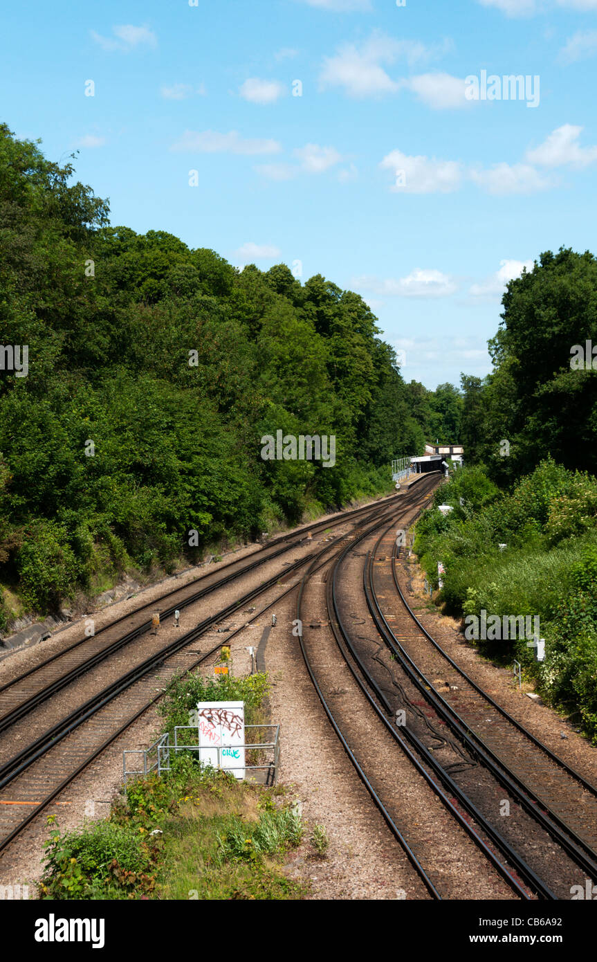 Linee ferroviarie al di fuori della stazione Ravensbourne (in background) sulla linea tra Londra e Sevenoaks nel Kent. Foto Stock