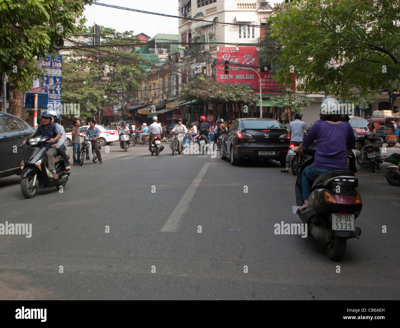 Occupato Hanoi street scene con i motociclisti in Vietnam Foto Stock