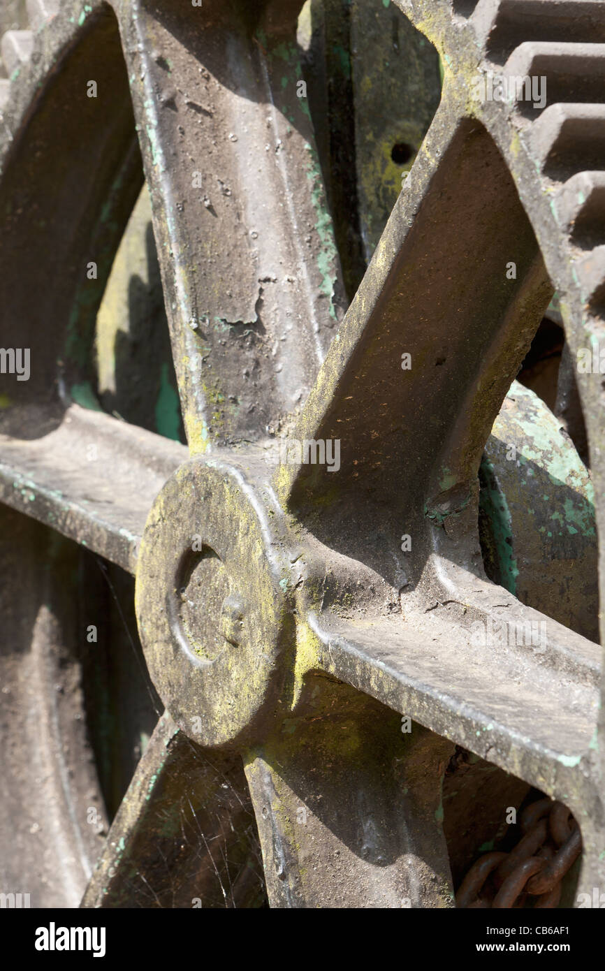 Dettaglio del rotismo di una gru a fianco del Bridgewater Canal a Worsley, Manchester, Inghilterra Foto Stock