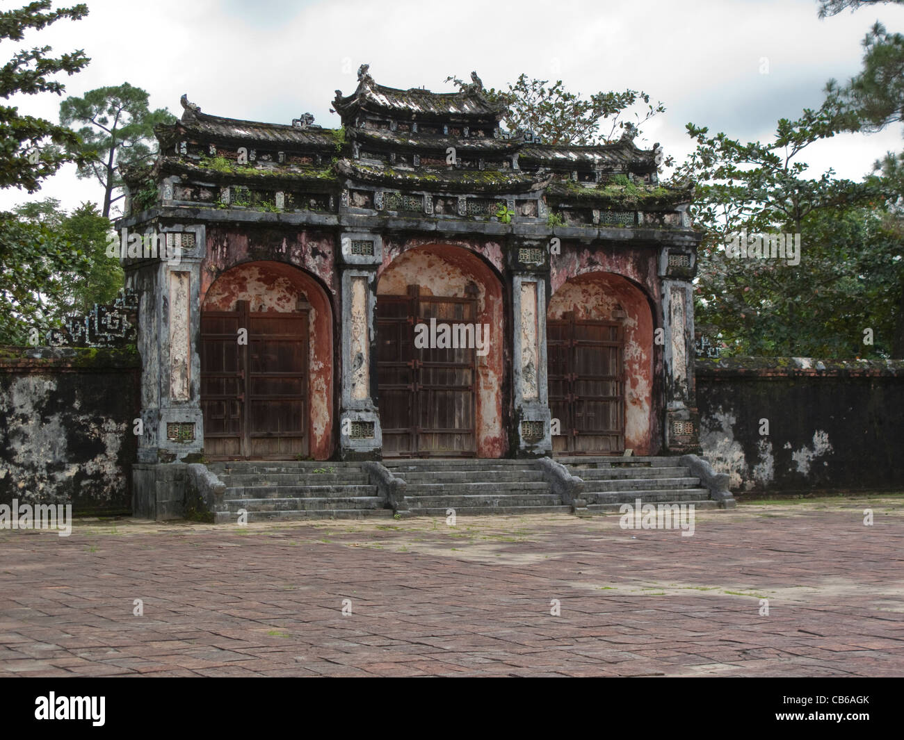 Il Dai Hong Mon Gate. Architettura presso la tomba di Minh Mang, Nguyen Dynasty in tinta, Vietnam centrale Foto Stock