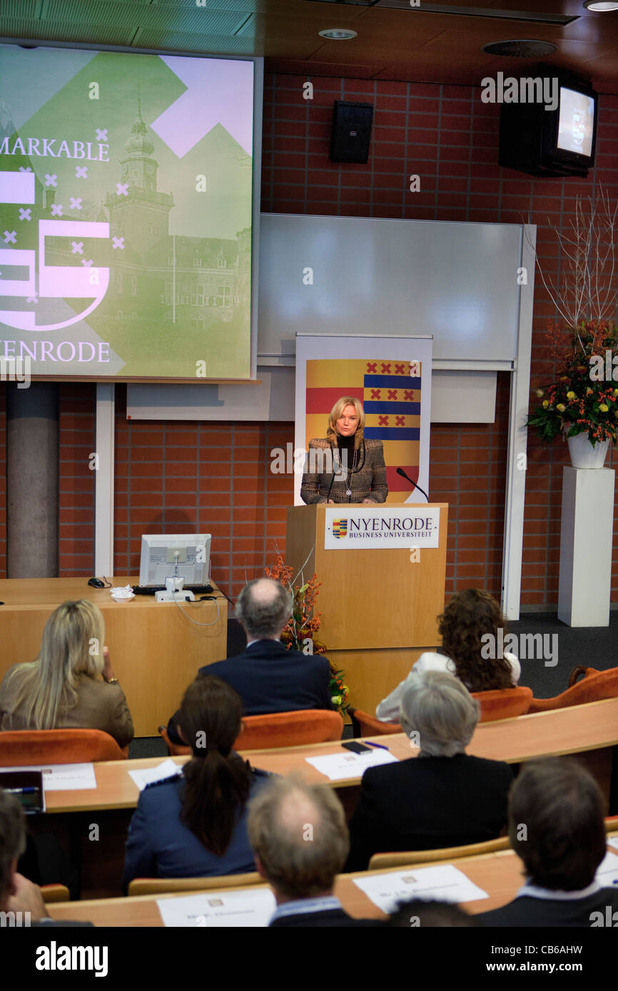 I Paesi Bassi, Breukelen, Nyenrode Business University, una Conferenza sulla sostenibilità nel settore finanziario. Regina Maxima. Foto Stock
