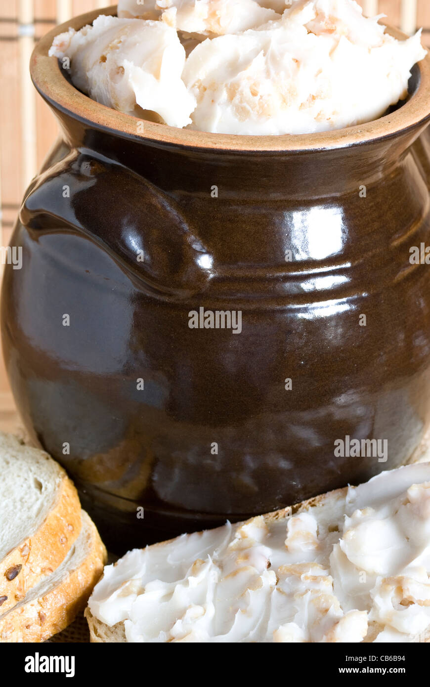 Ceramica marrone piatto completo di lardo con il grasso di maiale Foto Stock