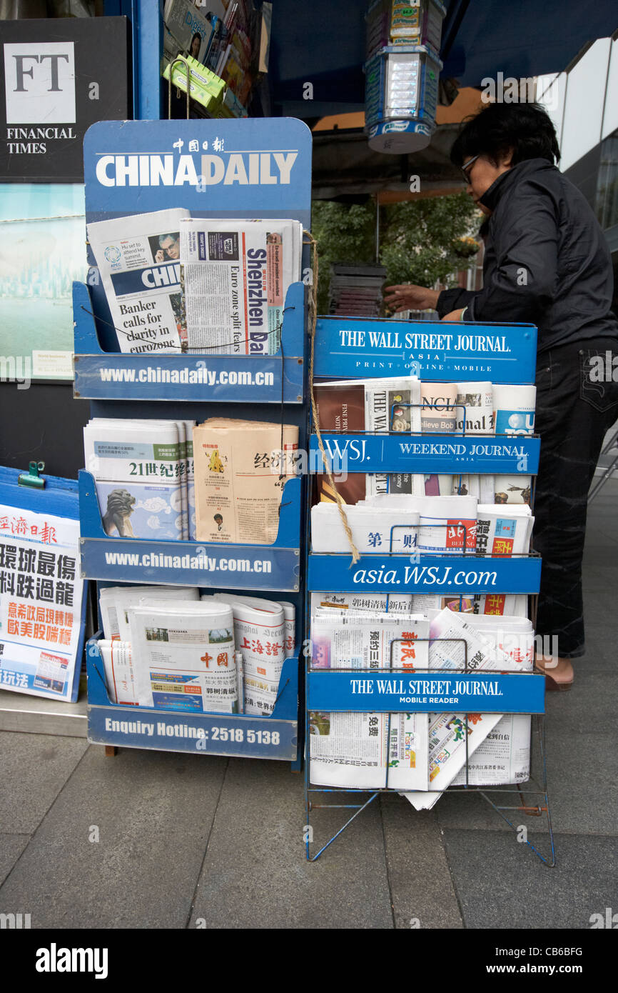 Inglese e lingua cinese quotidiani sul Wall Street Journal Asia giornale stand di stallo nel centro del distretto centrale di hong kong Foto Stock