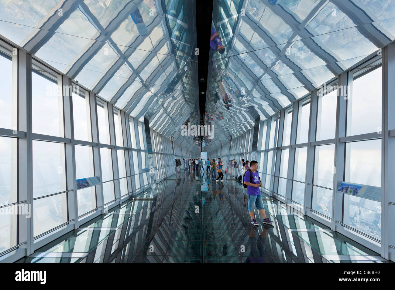 Lo skywalk 100, corridoio in vetro osservatorio al World Financial Center di Shanghai Pudong PRC, Repubblica Popolare di Cina e Asia Foto Stock