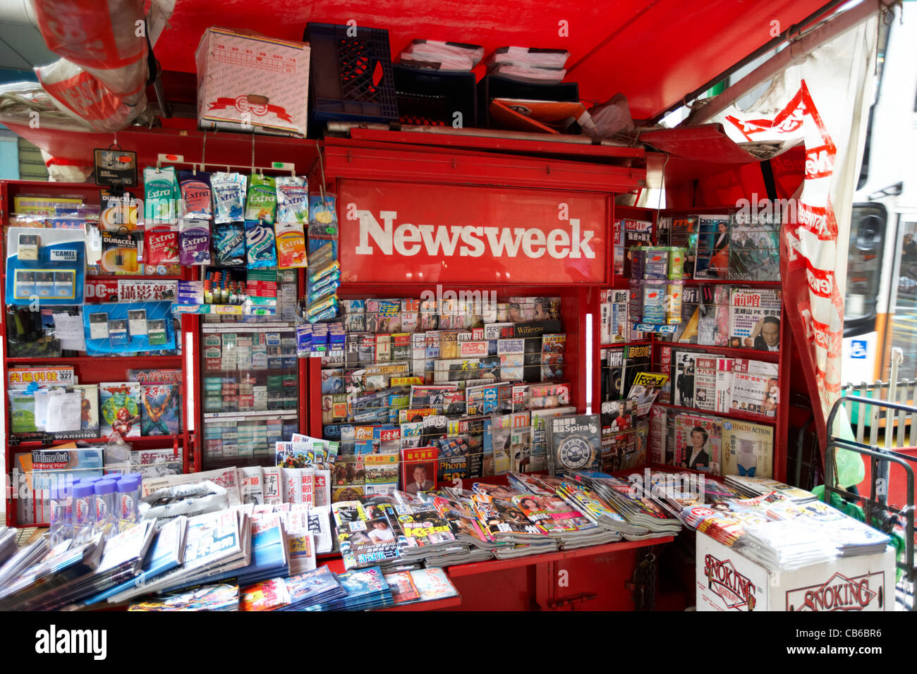 Newsweek giornale stand di stallo in downtown central district, isola di Hong kong, RAS di Hong Kong, Cina Foto Stock