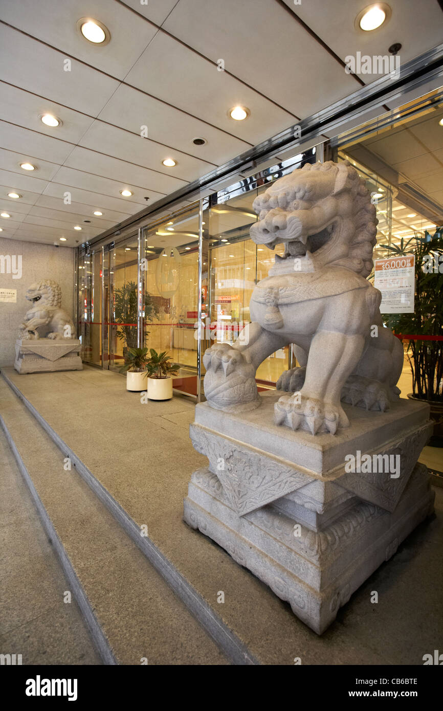 Custode cinese i Lions al ingresso del ramo di ala banca del polmone per il distretto centrale, isola di Hong kong, RAS di Hong Kong, Cina Foto Stock