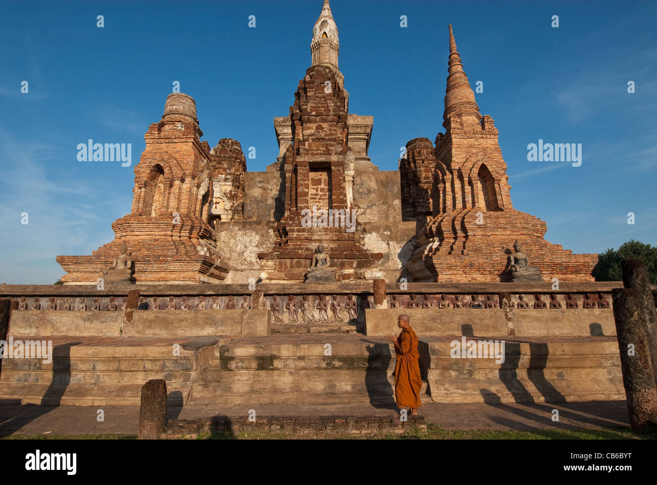 Le rovine di Wat Phra Si Rattana Mahathat (Woravihara), Sukhothai, al Sukhothai Historical Park, un sito Patrimonio Mondiale dell'UNESCO Foto Stock