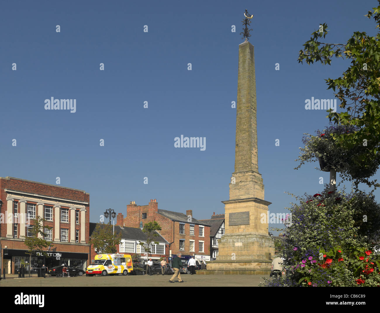 L'Obelisco e Piazza del mercato in estate Ripon North Yorkshire Inghilterra Regno Unito GB Gran Bretagna Foto Stock