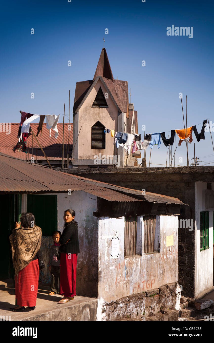 India, Meghalaya, East Khasi Hills, Cherrapunji, centro città, chiesa al di là di stagno-case dal tetto Foto Stock