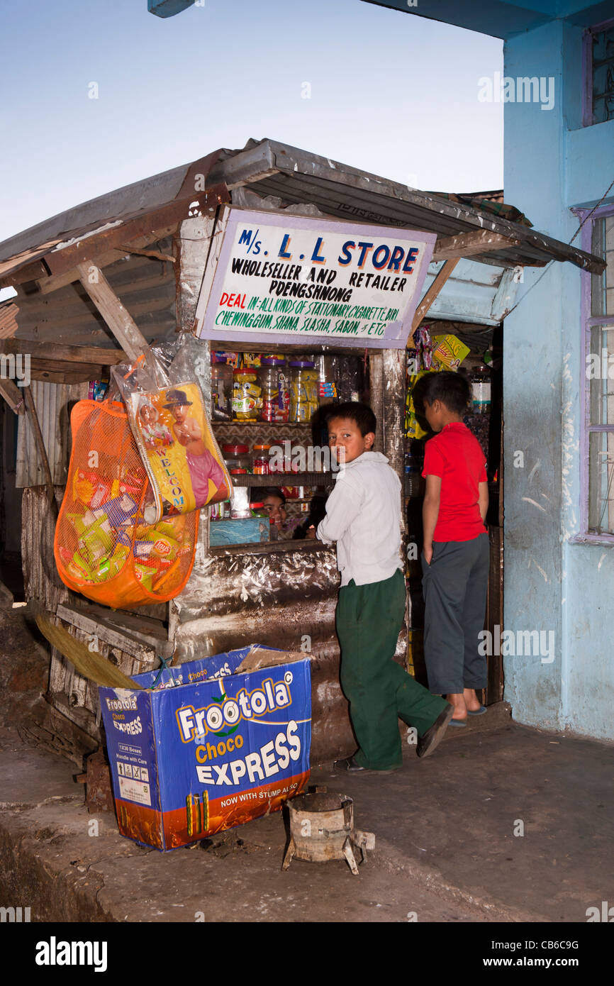 India, Meghalaya, East Khasi Hills, Cherrapunji, centro città, due ragazzi comprare dolci in piccolo tegame shop on Main Street Foto Stock