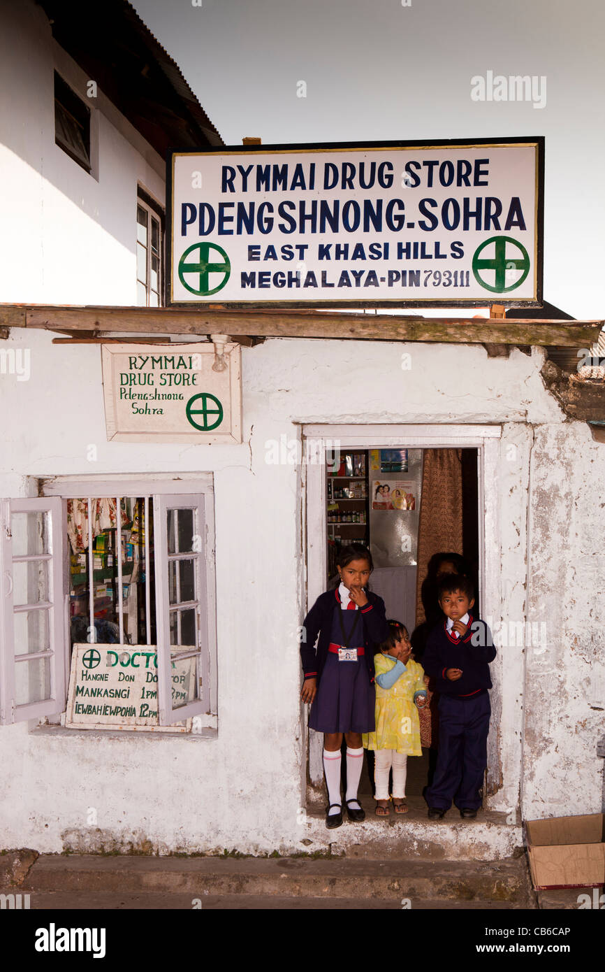 India, Meghalaya, East Khasi Hills, Cherrapunji, Main Street, healthcare, Rynmai Drug Store pharmacy shop Foto Stock