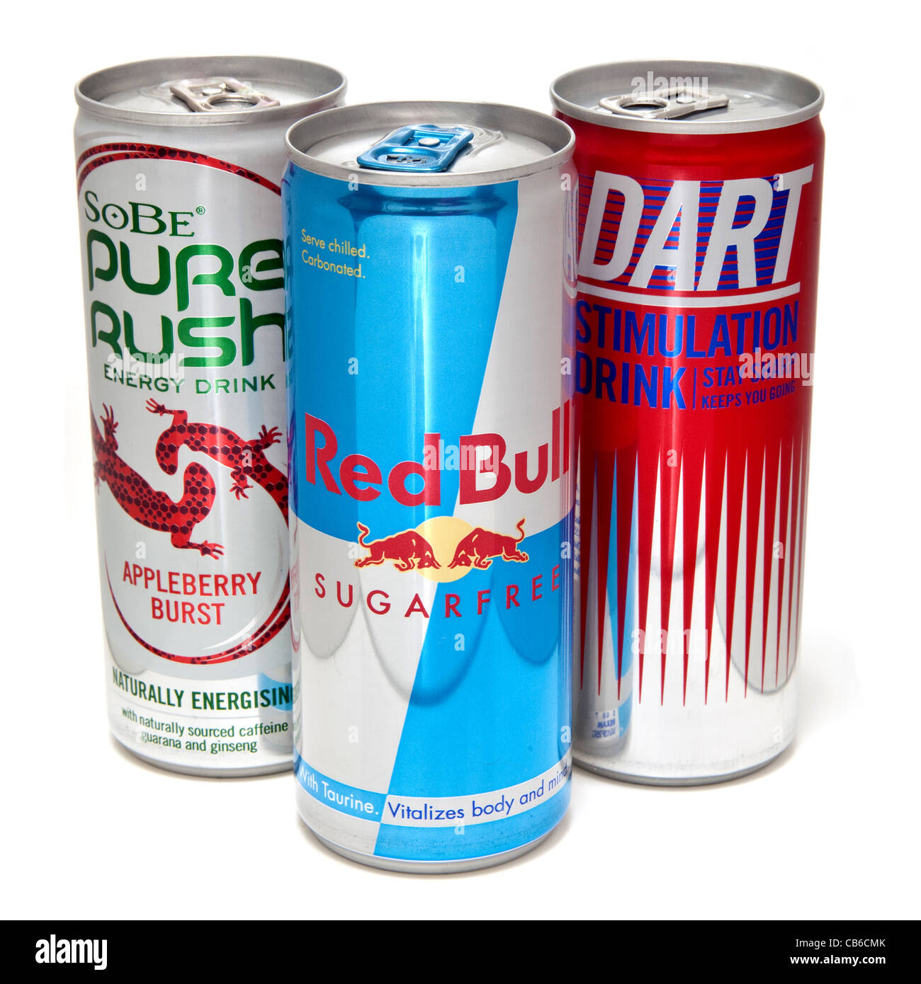 Le lattine di bevande energetiche isolate su un bianco di sfondo per studio. Foto Stock