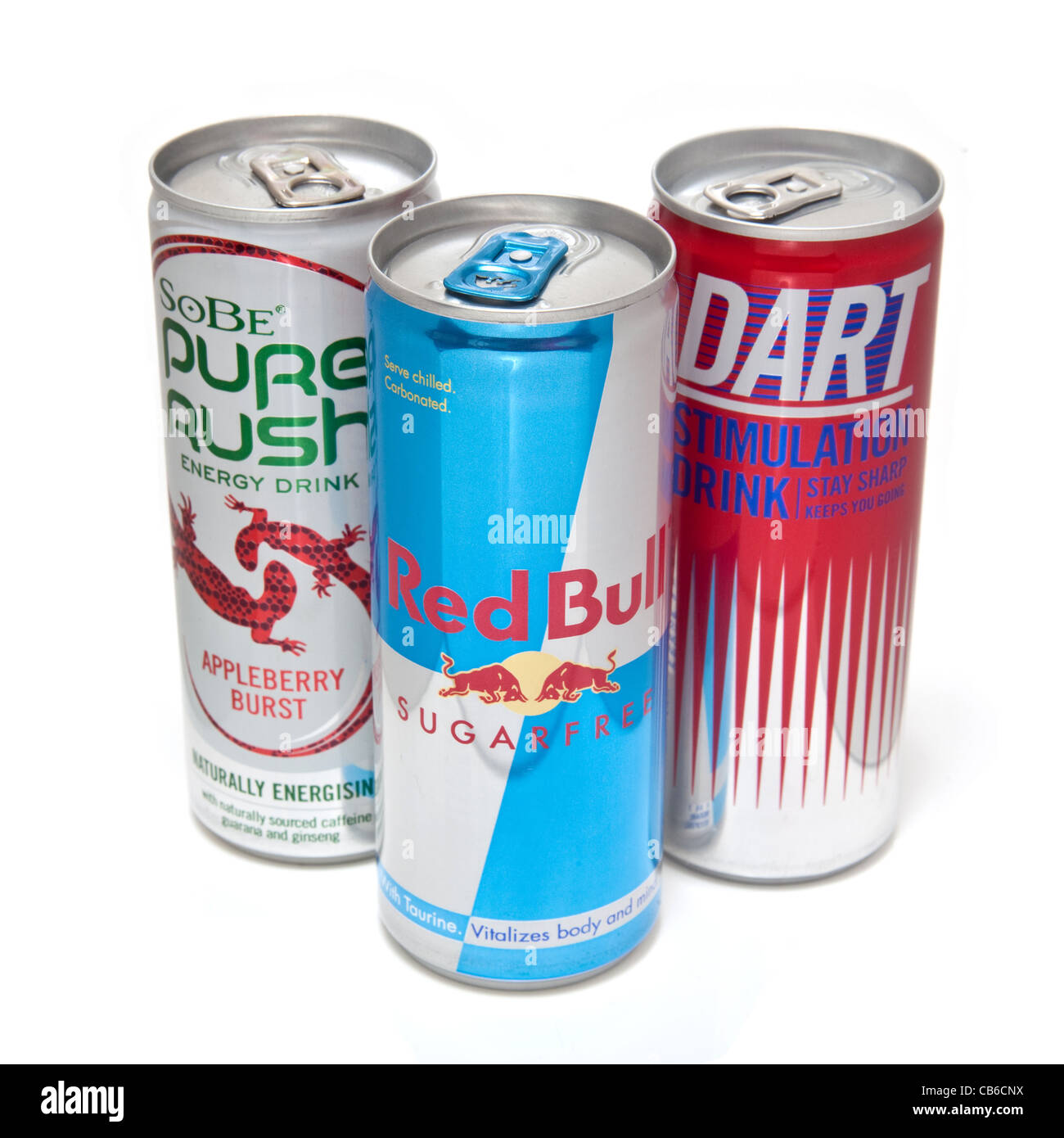 Le lattine di bevande energetiche isolate su un bianco di sfondo per studio. Foto Stock
