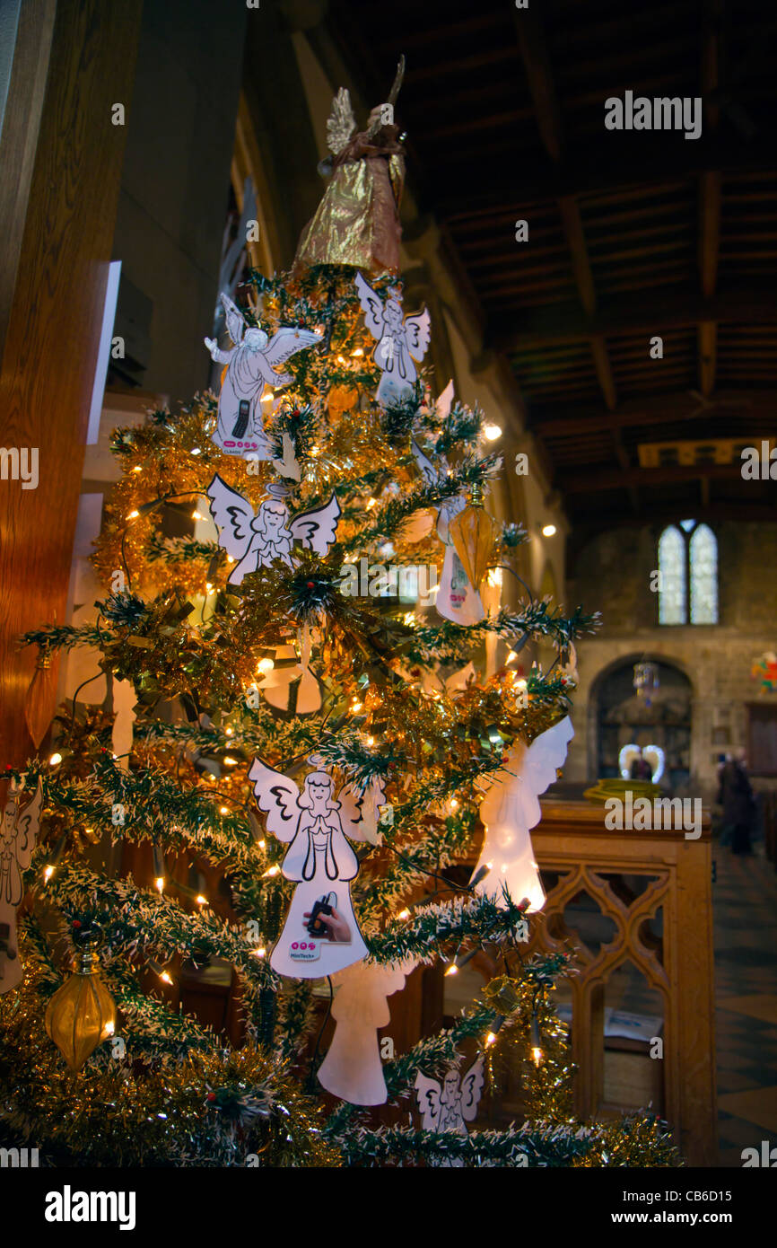 Immagini Di Natale Con Angeli.Albero Di Natale Decorato Con Angeli E Luci In Una Chiesa Bakewell Derbyshire Inghilterra Foto Stock Alamy