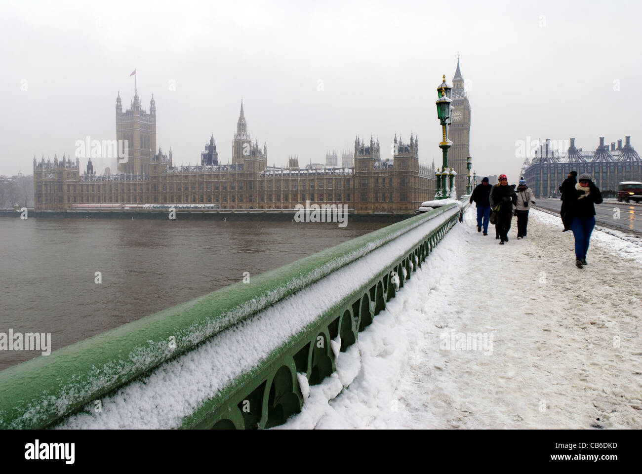 La gente che camminava sul Westminster Bridge ricoperta di neve - Londra, Inghilterra Foto Stock