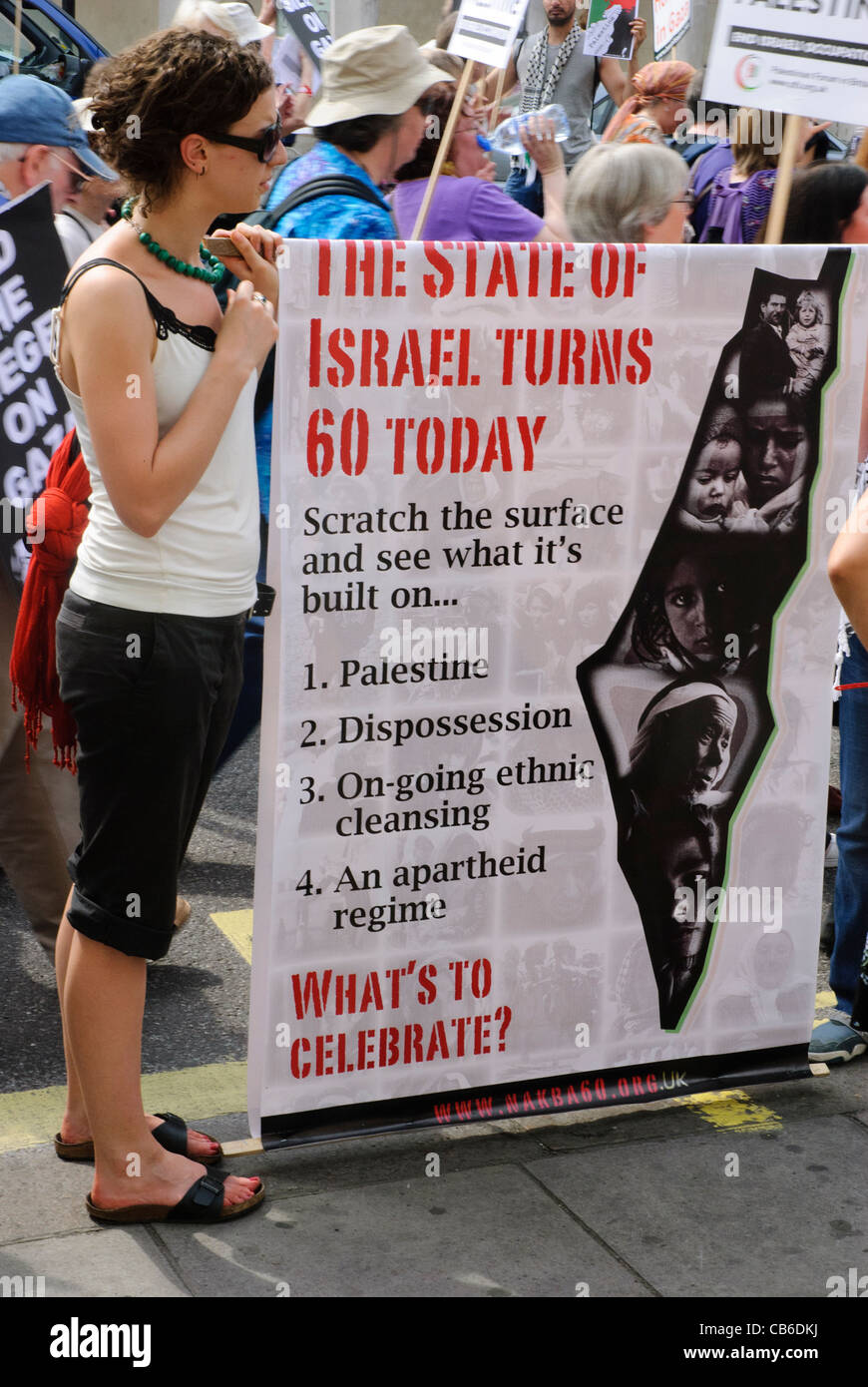 Protester tenendo un banner contro l'occupazione della Palestina in Trafalgar square - Maggio 2008 - Londra, Inghilterra Foto Stock