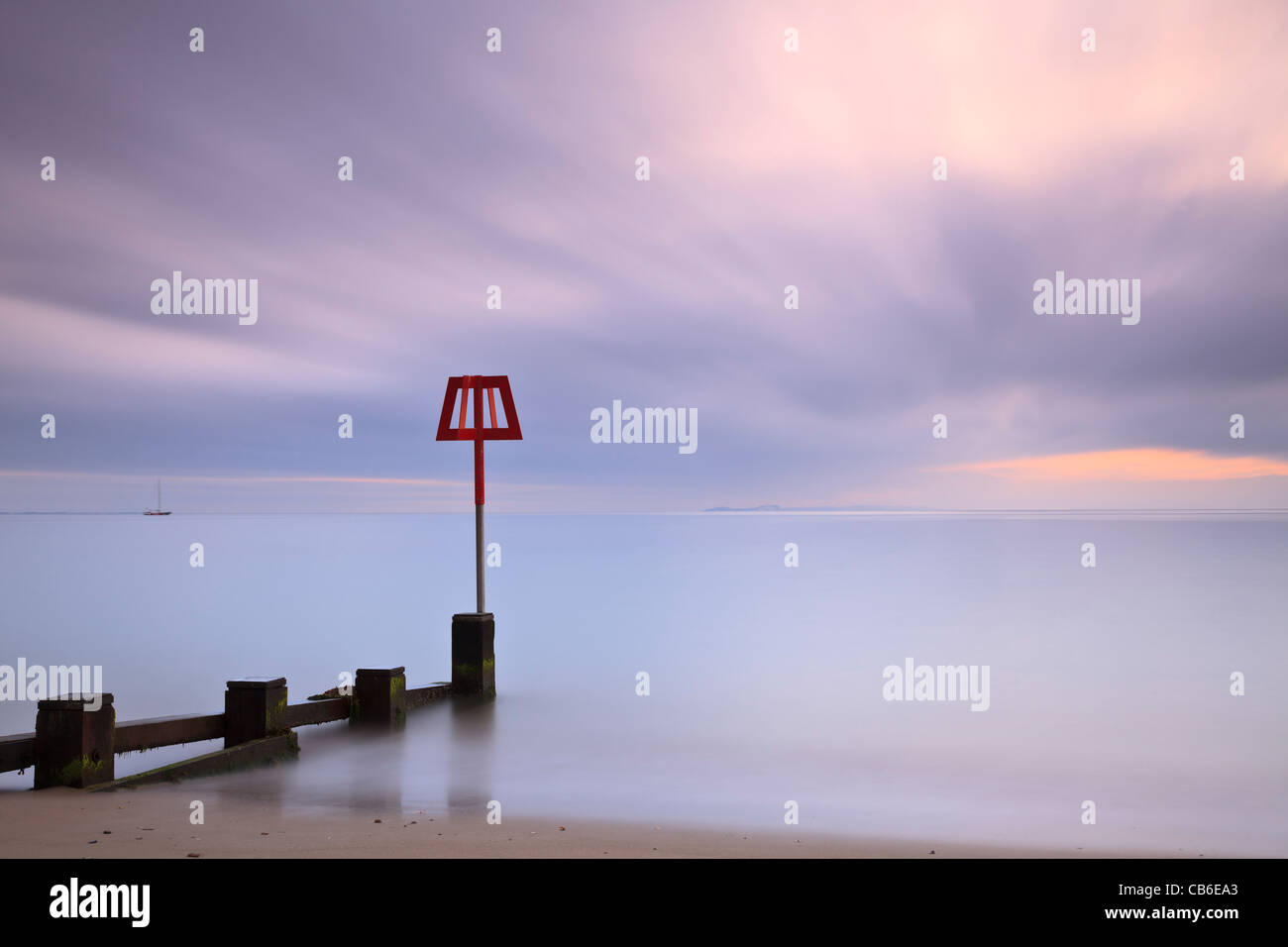 Marcatore Groyne, Swanage Bay, Dorset, Regno Unito, all'alba Foto Stock