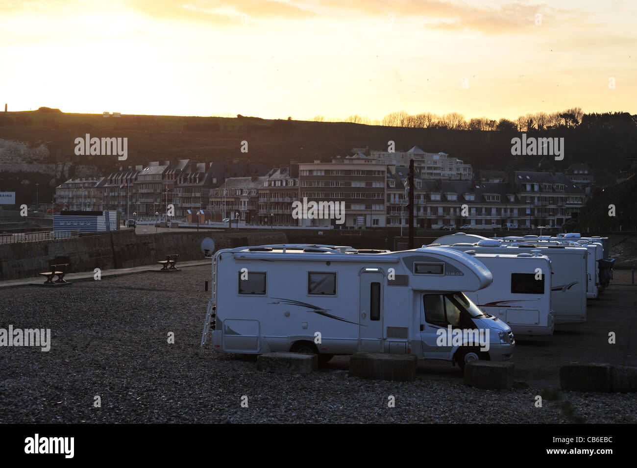 La Normandia, Saint Valery en Caux città auto campeggio sul mare a ALBA Foto Stock