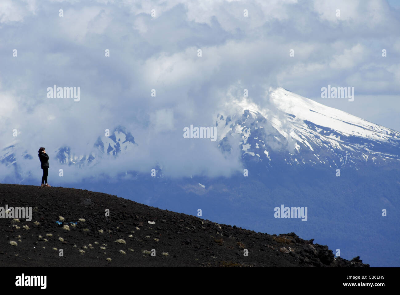 Vista panoramica. Donna al vulcano Osorno. Vicente Perez Rosales, il Parco Nazionale del Distretto dei Laghi, Cile Foto Stock