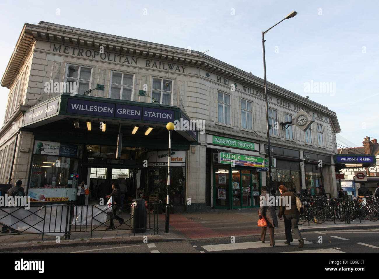 Willesden la stazione Verde Sotterranea e negozi Foto Stock