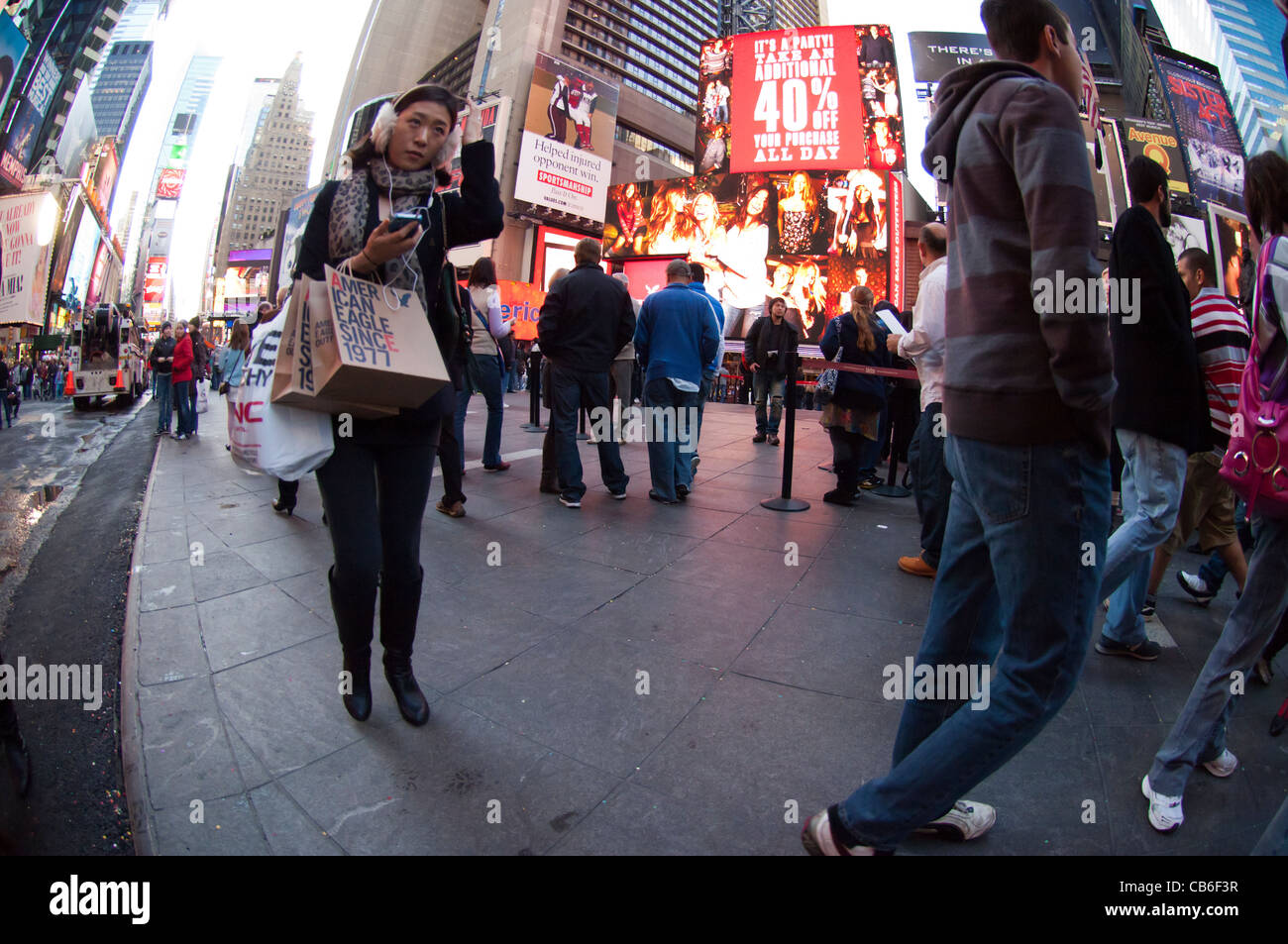 Un acquirente al di fuori della American Eagle Outfitters store in Times Square a New York Foto Stock