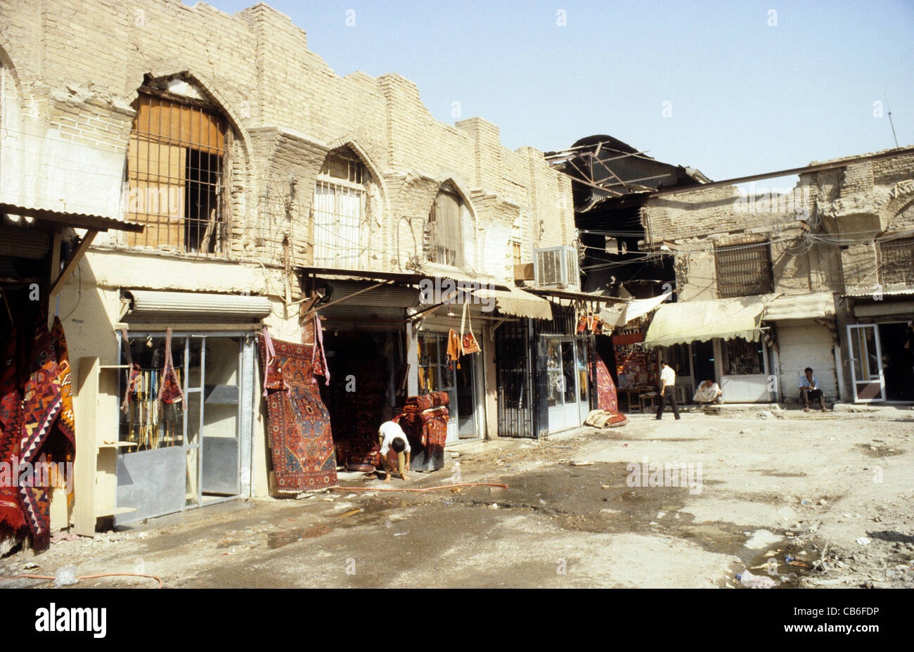 Vecchio bazar di Baghdad vendono tappeti fatti a mano. Alcuni primi edifici dal periodo ottomano ora sopravvivere. Al di fuori delle mura della città vecchia. Foto Stock